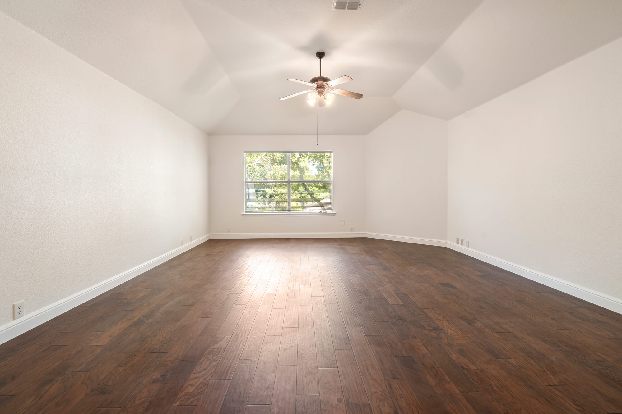 9:09 AMClaude responded: Large primary bedroom with freshly painted white walls, vaulted tray ceiling, white baseboards, and dark hardwood floors completed by J&R Alliance Painting LLC…Large primary bedroom with freshly painted white walls, vaulted tray ceiling, white baseboards, and dark hardwood floors completed by J&R Alliance Painting LLC on a DFW interior painting project